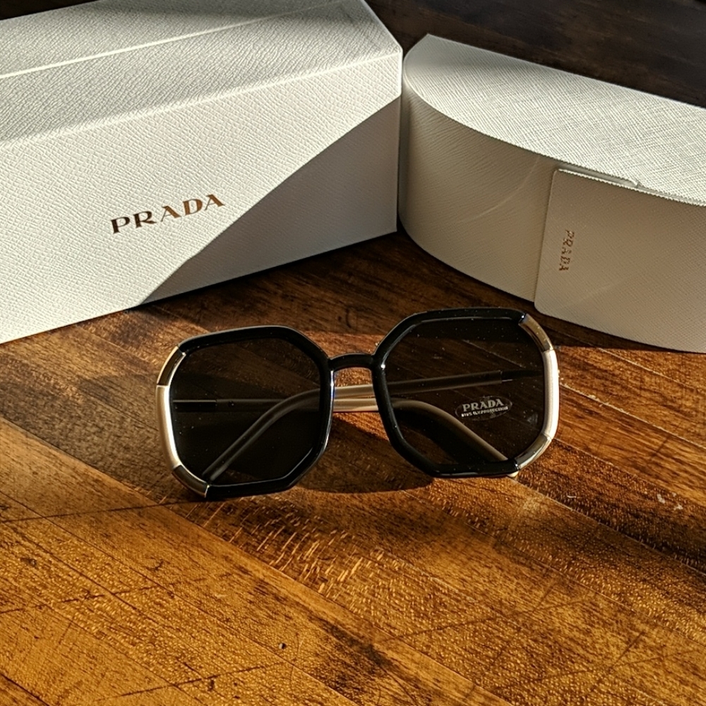 New- Prada 20XS Sunglasses in gray/black